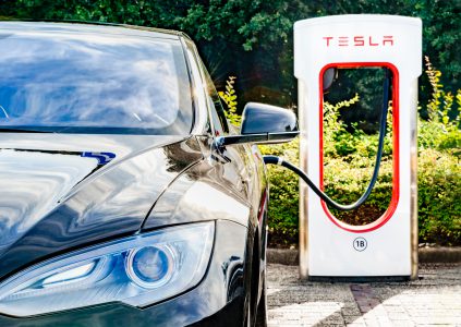 Tesla ограничивает возможность использования зарядных станций Supercharger для подзарядки коммерческих электромобилей