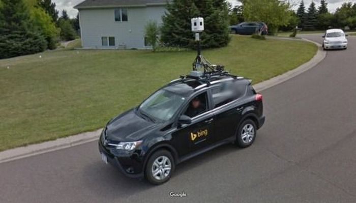 "Должен остаться только один": Что будет, если на дороге встретятся автомобили картографических сервисов Google Maps и Microsoft Bing?