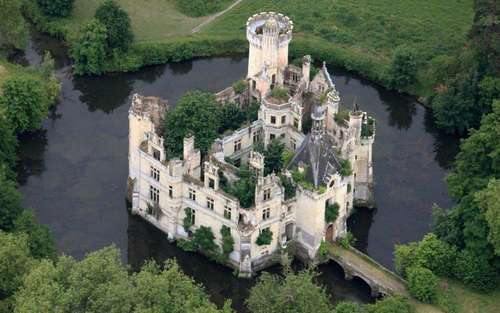 Тысячи пользователей посредством краудфандинга купили французский замок Мот-Шанденье XIII века