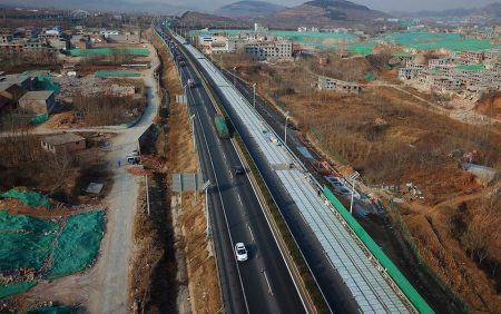 «Прозрачный бетон, солнечные панели и беспроводная зарядка»: В Китае строят шоссе будущего