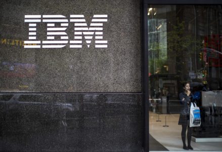 IBM впервые с 2012 года показала рост выручки, но инвесторов это не порадовало и акции компании подешевели