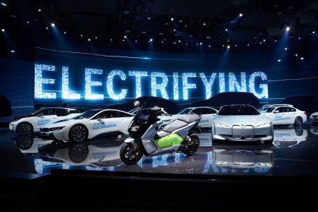 «Кто больше?»: BMW обещает, что серийная версия электромобиля iNext поступит в продажу в 2021 году с запасом хода 700 км