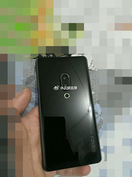 Судя по новым фотографиям юбилейных смартфонов Meizu 15, производитель тестирует несколько разных вариантов конструкции моделей