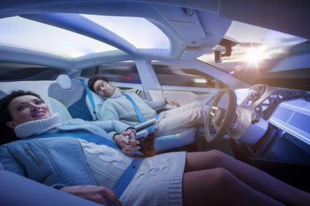Ученые из Мичиганского университета запатентовали систему против укачивания в беспилотных автомобилях на основе световодов и специальных очков