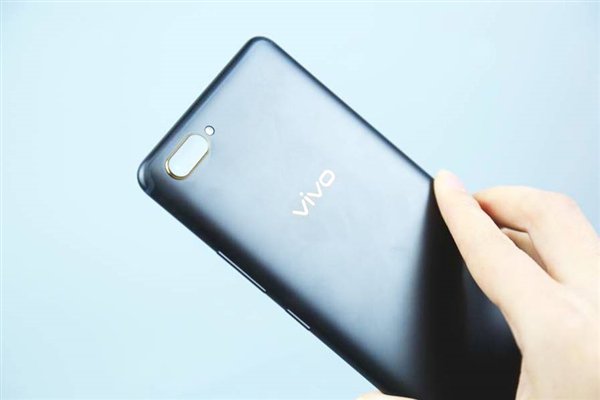 Первый в мире смартфон со сканером отпечатков под экраном Vivo X20 Plus UD представлен официально с ценником $565 и стартом продаж 1 февраля