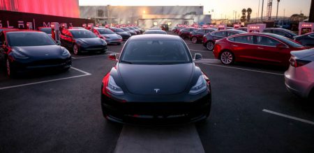 Tesla установила абсолютный рекорд по продажам автомобилей в прошлом году (более 100 тыс.), но производство Model 3 по-прежнему отстает от графика