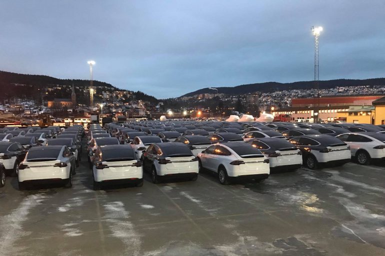 "Каждый второй - электромобиль или гибрид": В декабре 52% покупателей автомобилей в Норвегии выбрали электрические модели, тот же показатель за весь 2017 год составил 39%