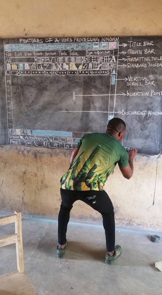 Фотогалерея: Microsoft Word, нарисованный мелом на доске, на уроке информатики в сельской школе Ганы