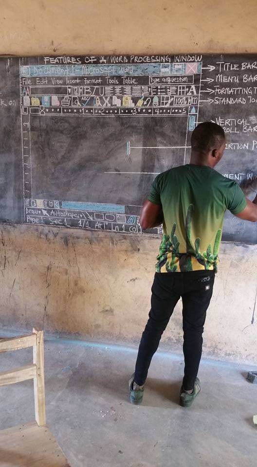 Фотогалерея: Microsoft Word, нарисованный мелом на доске, на уроке информатики в сельской школе Ганы