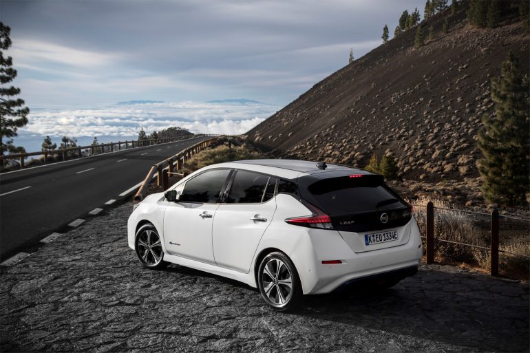 Электромобиль Nissan Leaf 2018 собрал 40 тыс. предзаказов по всему миру, в Европе его уже доставляют первым покупателям, а в США его можно взять в лизинг за $229 в месяц