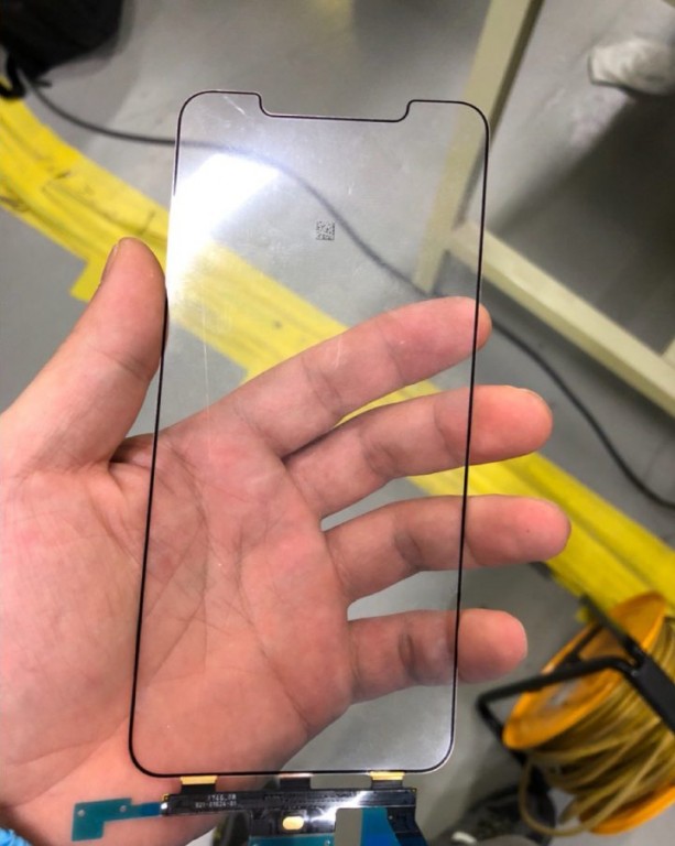На фабрике LG во Вьетнаме сфотографировали OLED-экран будущего 6,5-дюймового смартфона iPhone X Plus с характерным вырезом