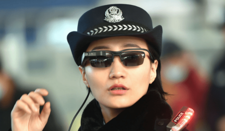 «Кличко на заметку»: Китайские полицейские используют умные очки с функцией распознавания лиц для поимки преступников