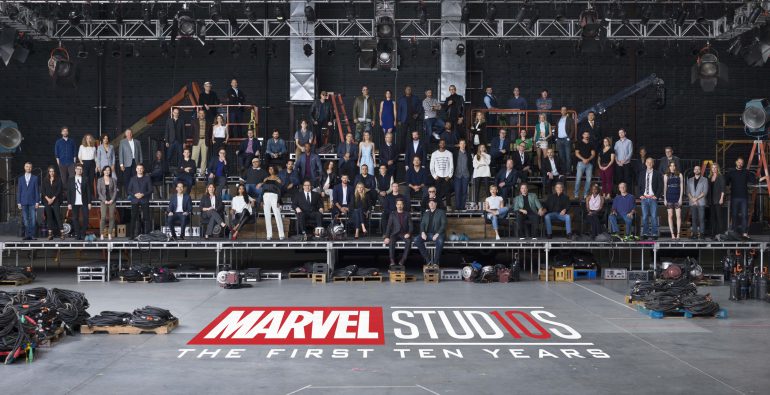 В честь 10-летия киновселенной Marvel Cinematic Universe студия собрала 80 актеров и авторов картин о супергероях на одном групповом фото [бонус - видео процесса]