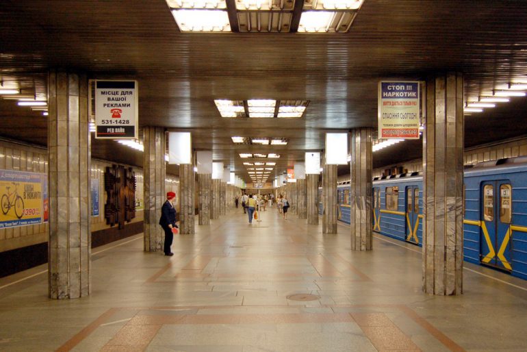 В Киеве окончательно переименовали станцию метро «Петровка» в «Почайна» и приняли Концепцию развития велосипедной инфраструктуры