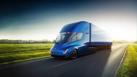 Tesla совместно с партнёрами займётся созданием сети зарядных станций для электрических грузовиков Semi