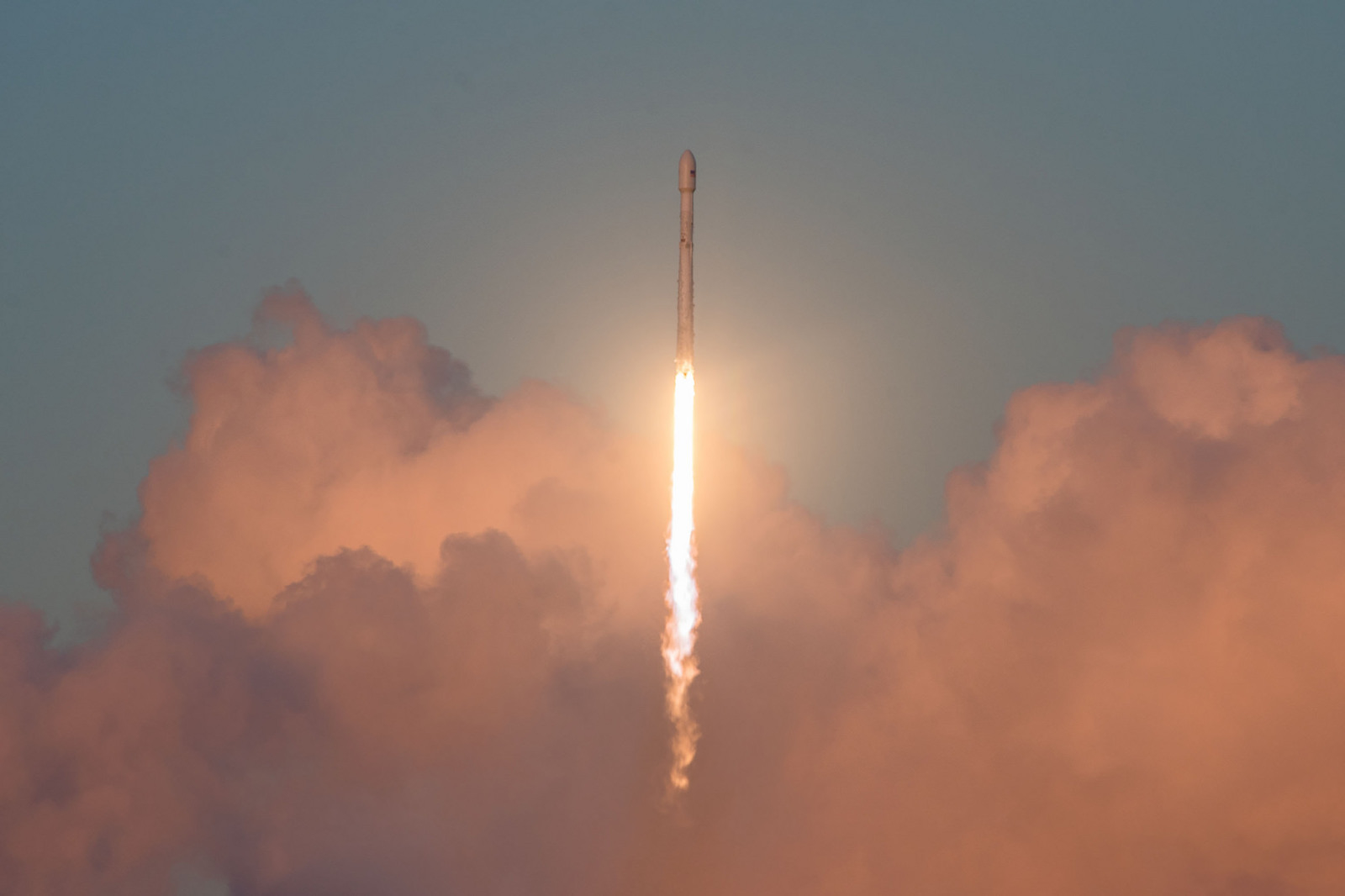 В эту субботу SpaceX запустит первые тестовые спутники для раздачи интернета