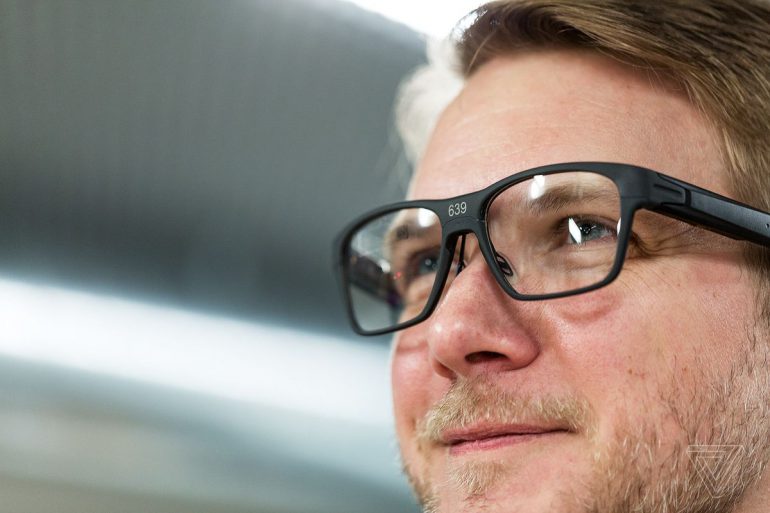 Intel показала собственные умные очки Vaunt, которые выглядят как обычные очки и проецируют изображение лазером прямо на сетчатку