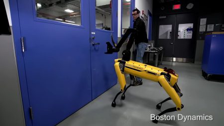 Инженер Boston Dynamics попытался помешать роботу SpotMini покинуть помещение. Ничего не вышло