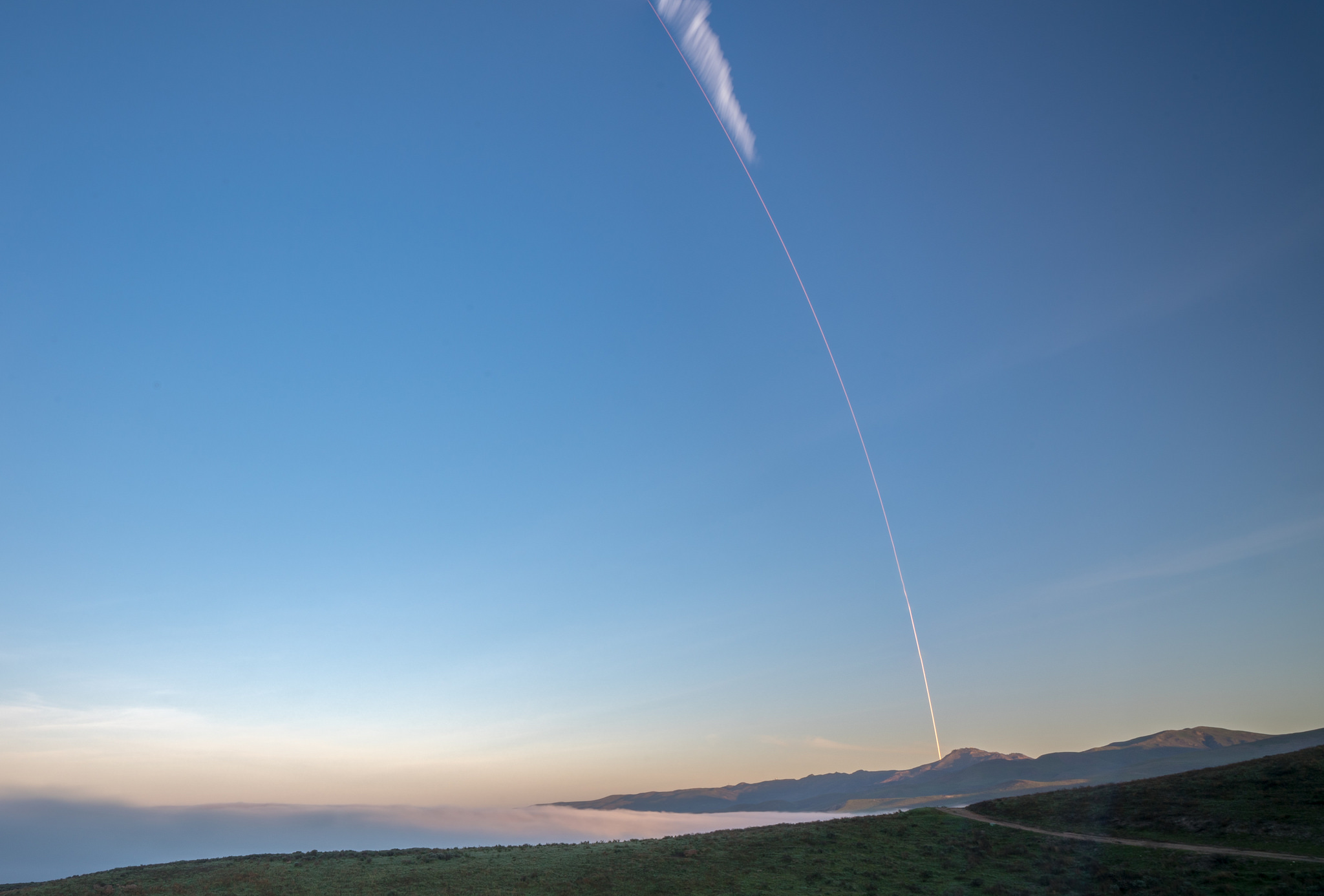 SpaceX успешно вывела на орбиту пятую партию из десяти спутников Iridium, но поймать обтекатель ракеты опять не удалось
