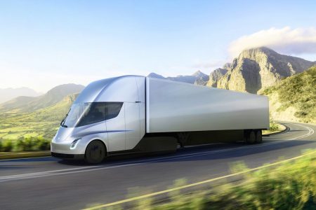 Электрический грузовик Tesla Semi впервые сняли на видео на скоростном шоссе между заводом Tesla и фабрикой батарей Gigafactory