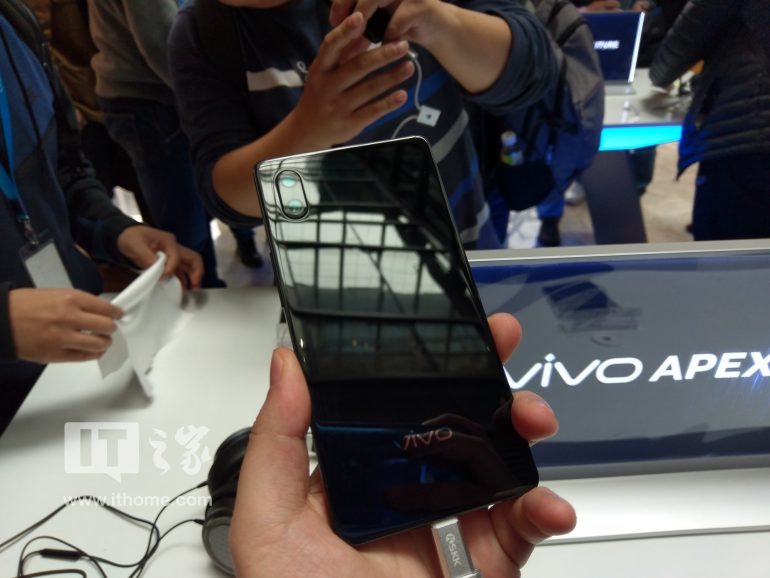 В Китае официально представили безрамочный смартфон Vivo APEX с фронтальной камерой-перископом и встроенным сканером отпечатков размером в пол-экрана