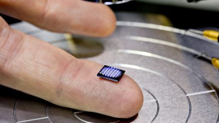 IBM показала самый маленький ПК в мире в виде микросхемы размерами 1х1 мм
