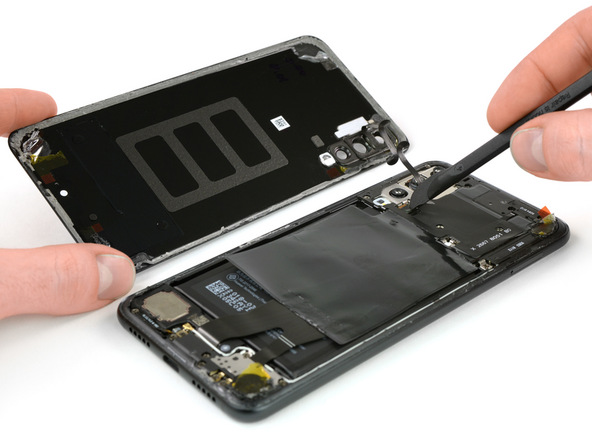 iFixit: все три модуля камеры смартфона Huawei P20 Pro оснащены OIS, но система активирована лишь в одном