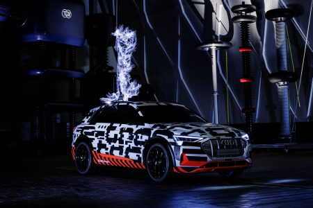 Audi объявила официальный запас хода Audi e-tron (400 км по циклу WLTP) и рассказала о способах зарядки батарей, поместив электрокроссовер в клетку Фарадея
