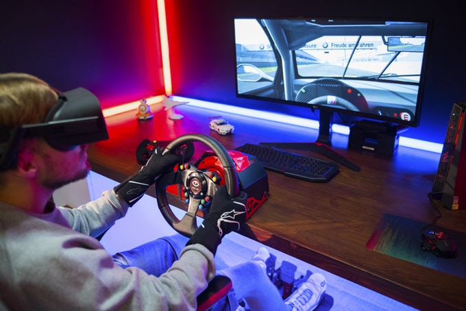 Украинский стартап Feel VR запустил на Kickstarter кампанию по сбору средств на игровой руль и педали, собрав $230 тыс. за первые сутки