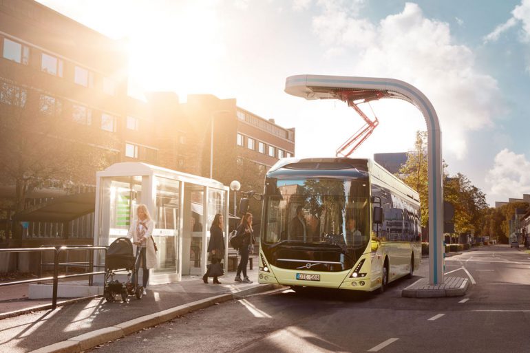 Volvo начинает тестировать в Швеции электробусы-гармошки повышенной вместимости с зарядками на остановках