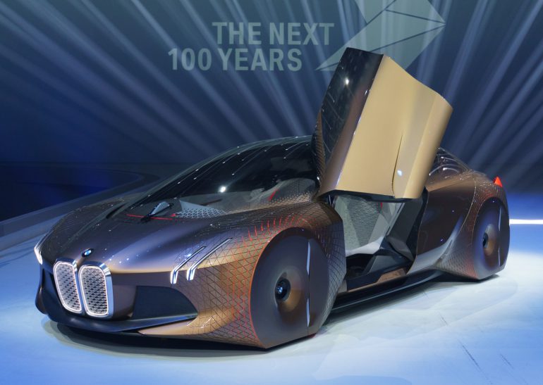 Немецкий автопроизводитель показал первый эскиз своего флагманского электромобиля BMW iNEXT, полноценный анонс состоится до конца текущего года