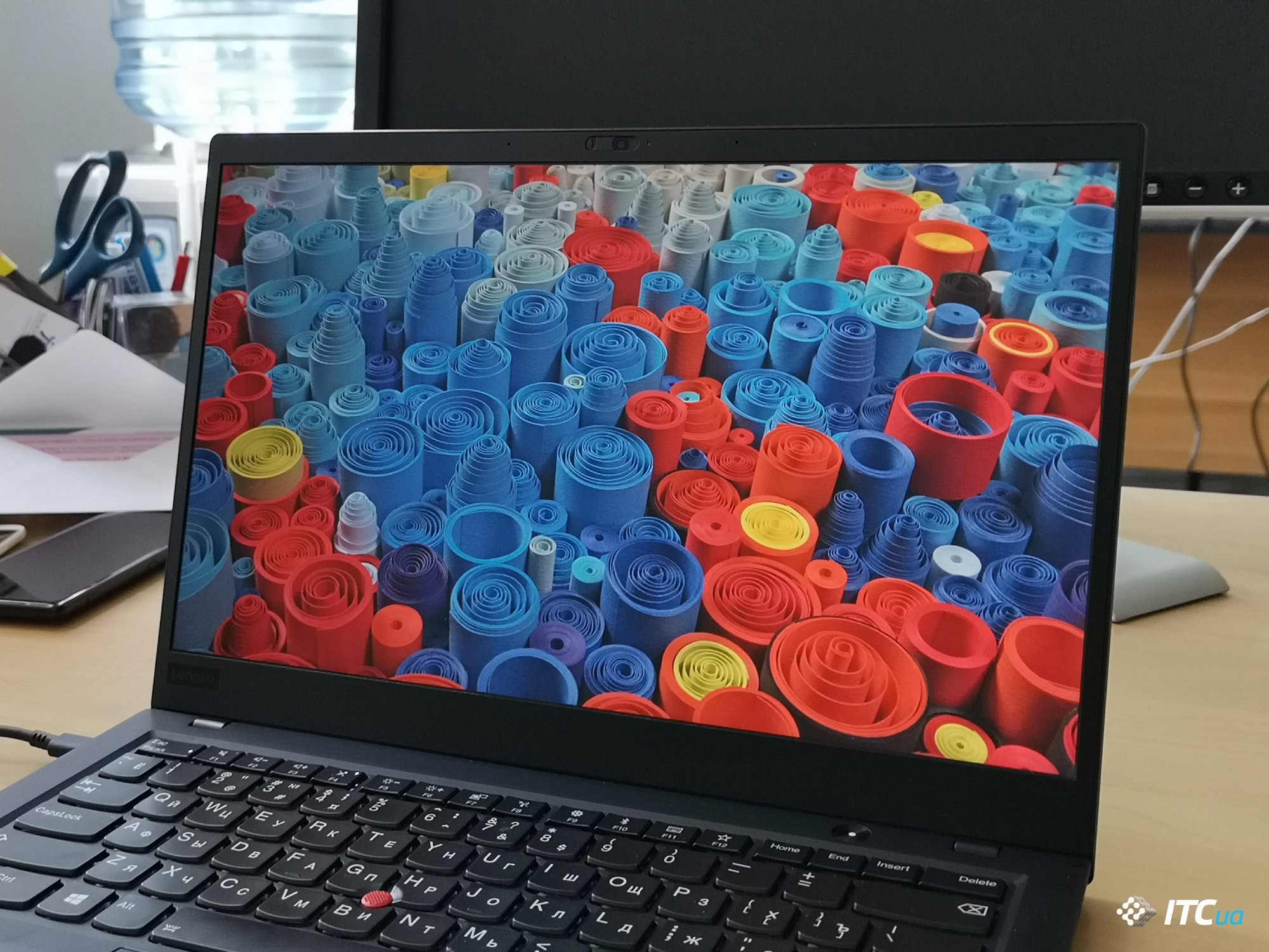 Обзор Lenovo ThinkPad X1 Carbon 6th Gen.: HDR дисплей и шторка камеры за 76к