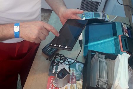 Visa, MOSST Payments и «ПриватБанк» начали тестировать в Украине оплату по отпечатку пальца без карты или смартфона