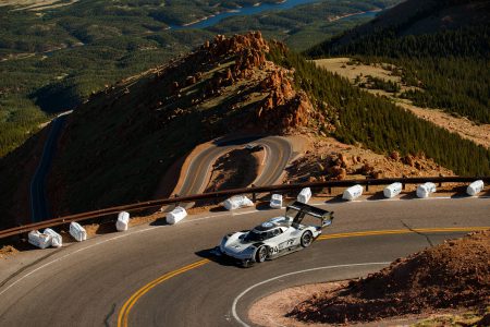 Электромобиль Volkswagen I.D. R Pikes Peak занял первое место на горной гонке Пайкс Пик с результатом 7 м 57 с, побив абсолютный рекорд трассы сразу на 16 с