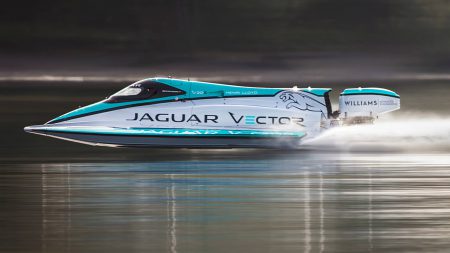Катер Jaguar установил мировой рекорд скорости на воде среди лодок с электромотором
