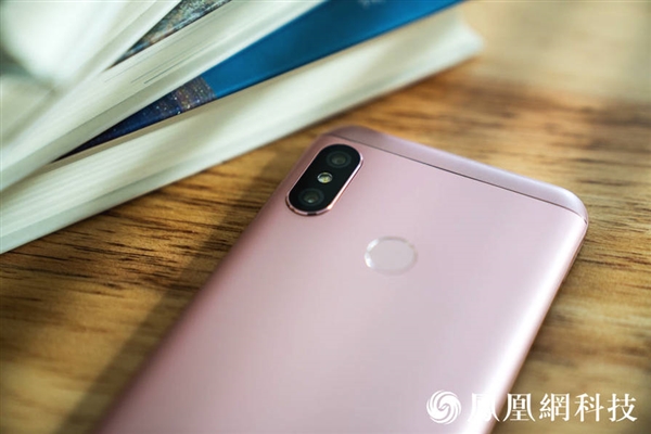 Накануне анонса смартфон Xiaomi Redmi 6 Pro засветился на официальных рендерах