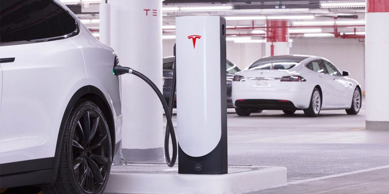 Илон Маск показал новое изображение кроссовера Tesla Model Y, рассказал о третьем поколении Supercharger, пообещал бесплатный тест Autopilot и поделился другими планами