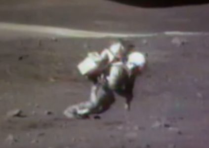 NASA опубликовала видео с падениями астронавтов на Луне и пояснила причины потери равновесия