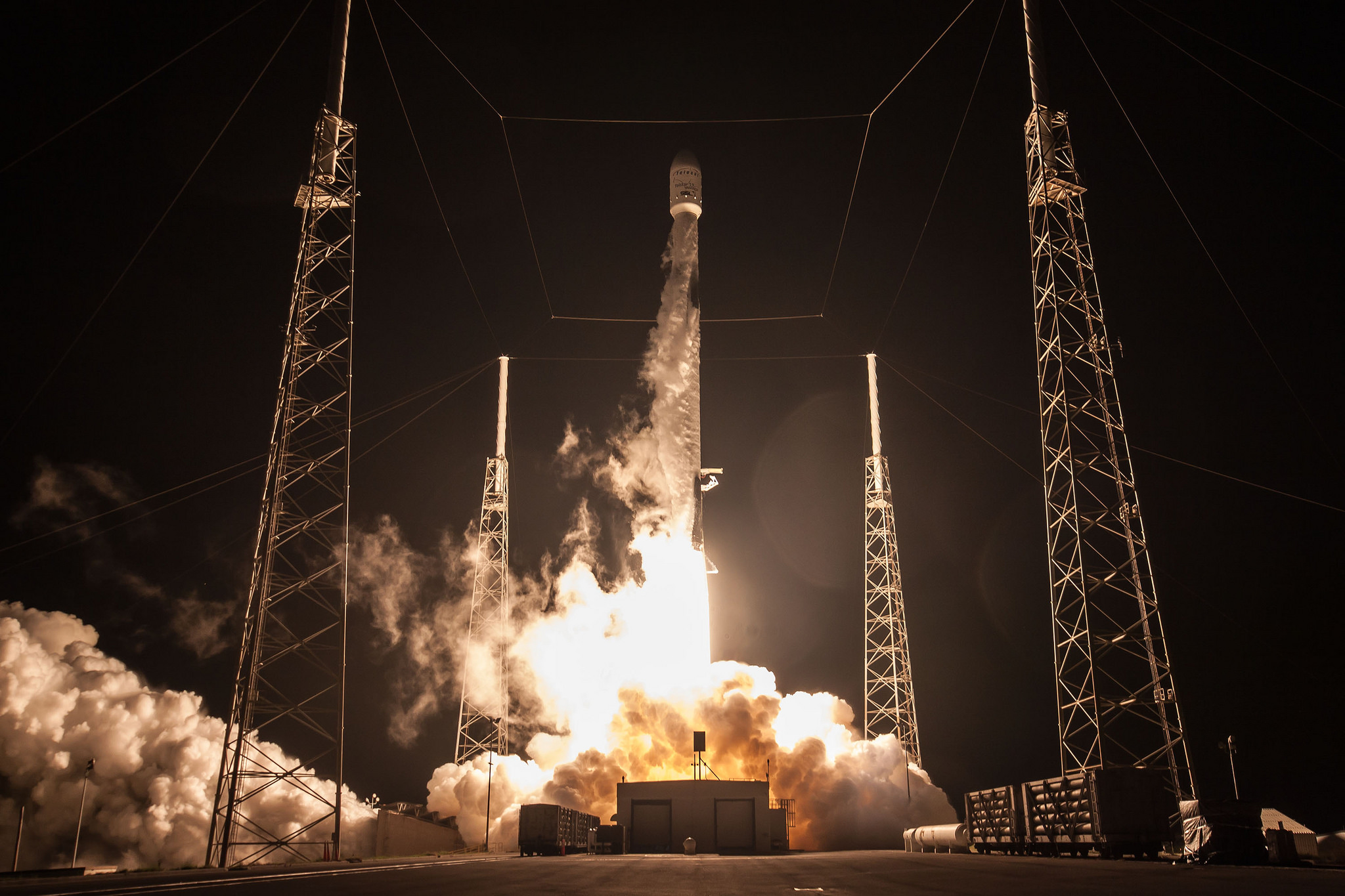 SpaceX вывела на орбиту коммуникационный спутник рекордной массы