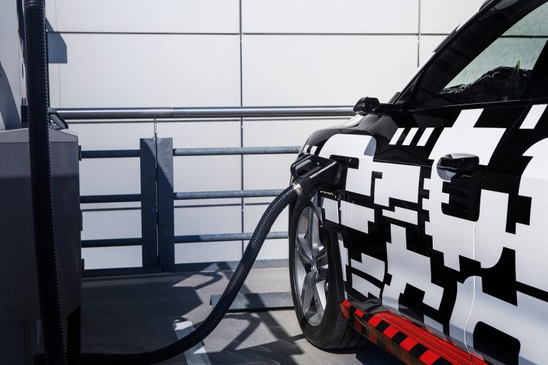 Официальная презентация серийного электрокроссовера Audi e-tron пройдет 17 сентября в Сан-Франциско