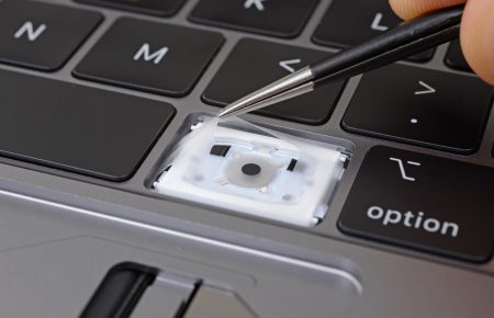 iFixit: под видом снижения шума, Apple добавила в клавиатуру новых MacBook Pro защиту от попадания мусора