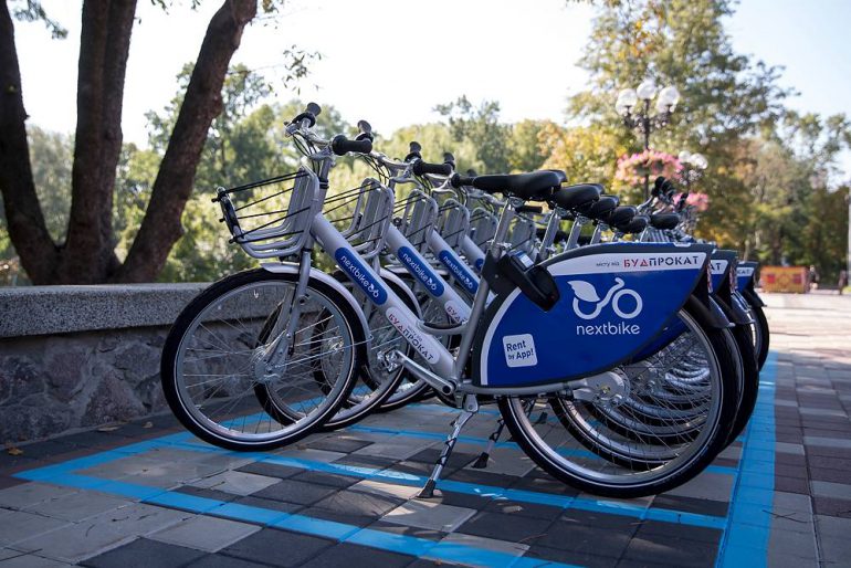 В Киеве открыли систему общественного велопроката Nextbike. Пока доступно 100 велосипедов, в следующем году их количество обещают довести до 2000 штук
