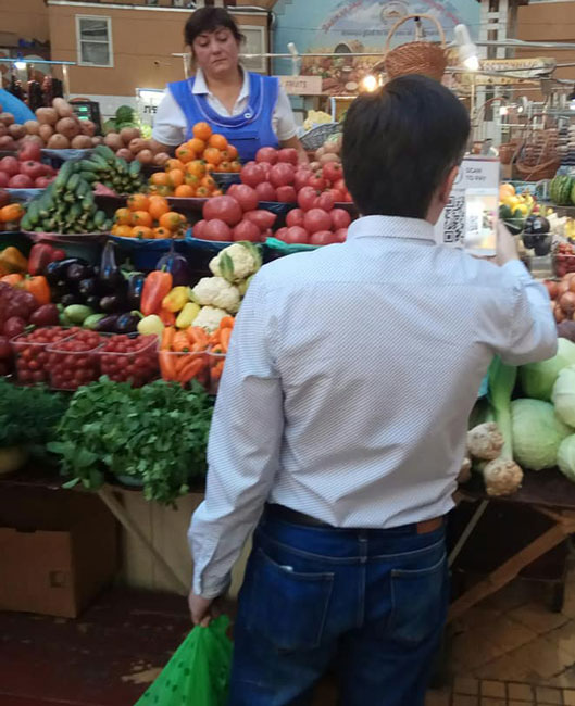 "Пучок укропа – за крипту": На Бессарабском рынке теперь можно рассчитываться криптовалютами