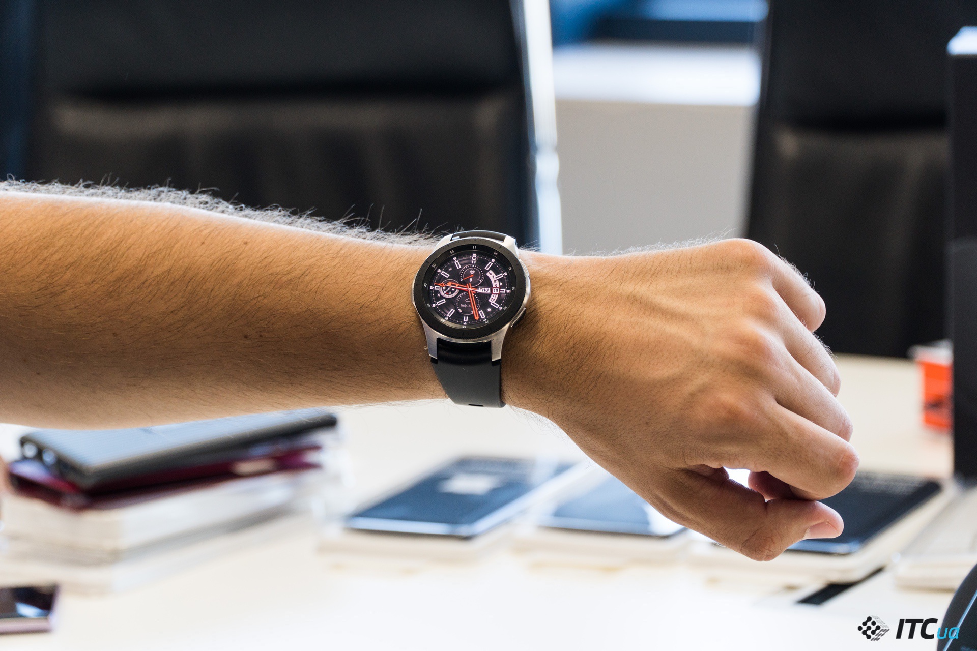 Представлены умные часы Samsung Galaxy Watch, большая версия может работать неделю без подзарядки
