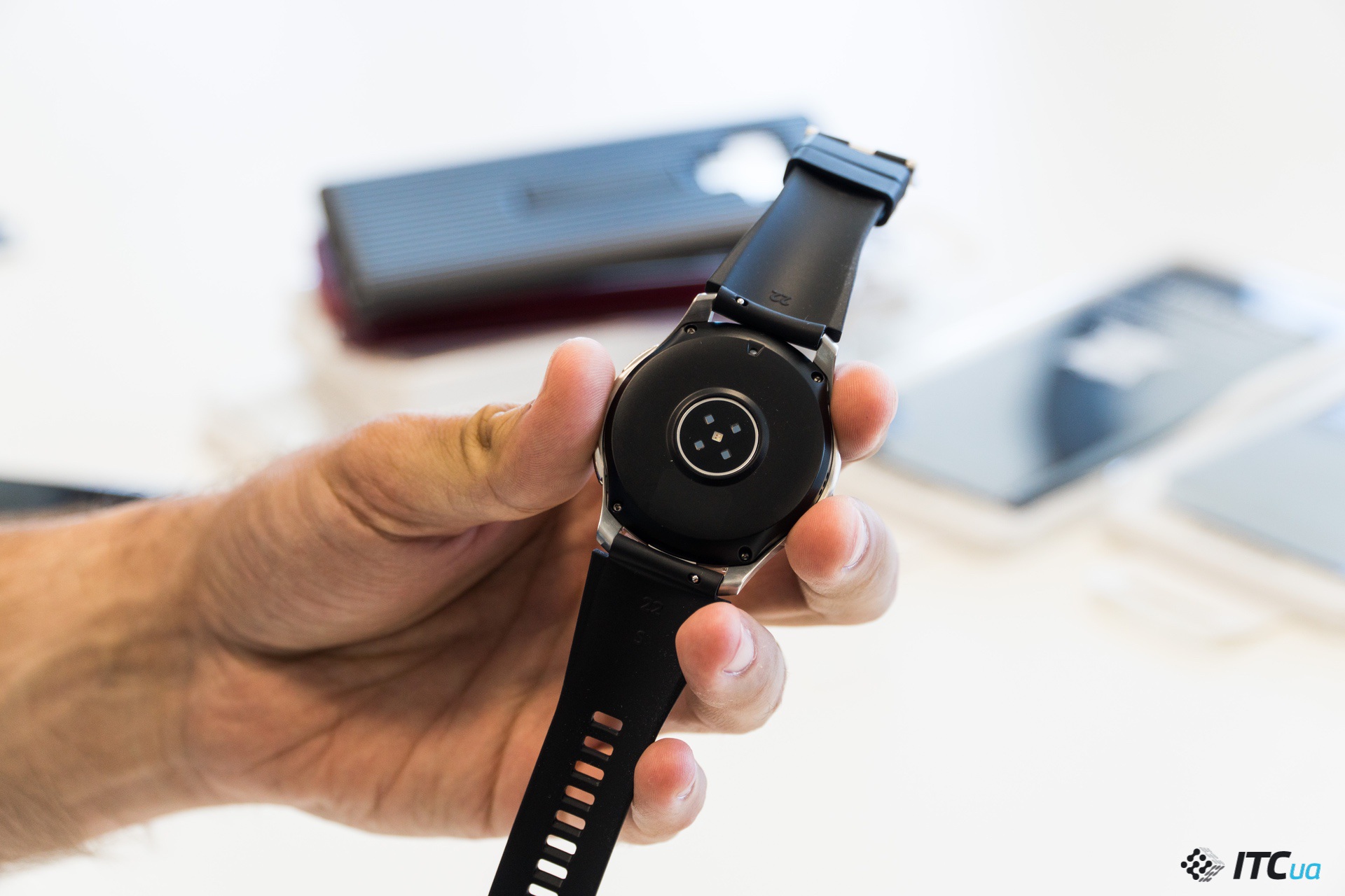 Представлены умные часы Samsung Galaxy Watch, большая версия может работать неделю без подзарядки