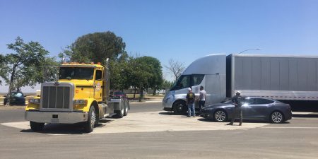 Электрогрузовик Tesla Semi устроил турне по США без эскорта и машин сопровождения, пользуясь только удлинителем и сетью Supercharger
