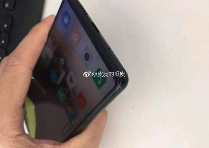 Обновлено: На новом изображении у смартфона Xiaomi Mi Mix 3 видна широкая рамка над экраном