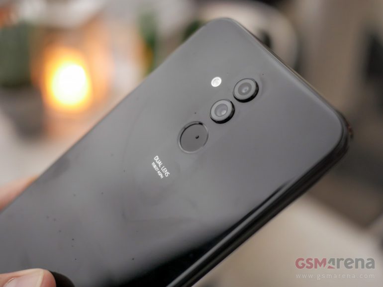 Смартфон Huawei Mate 20 Lite с четырьмя камерами представлен официально