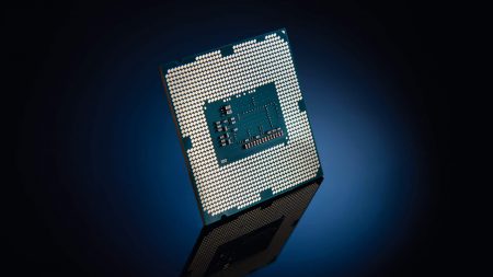 Подтверждено: Новые восьмиядерные процессоры Intel получат припой под крышкой и сохранят совместимость с чипсетами Intel 300-й серии