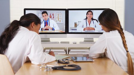 Исследование: оказывающие телемедицинские услуги врачи чаще подвергаются стрессу